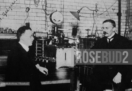 German physicist Hans Geiger (left) and New Zealand-born British physicist Ernest Rutherford of Nelson in 1912 / Il fisico tedesco  Hans Geiger (a sinistra) e il fisico Neozelandese di origine inglese Ernest Rutherford of Nelson nel 1912 - Reproduced by MaMoArchives/Rosebud2