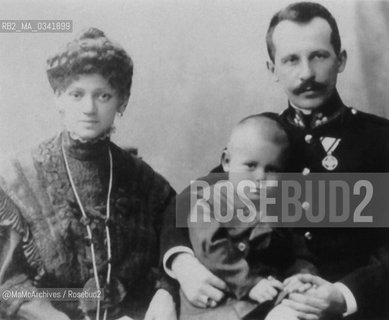 Kracov, Poland, 1908. Karol Wojtyla Senior and his wife Emilia Kaczorowska with their first son Edmund; parents and brother of Karol, the futur Pope John Paul II / Cracovia, Polonia, 1908. Karol Wojtyla Senior e sua moglie Emilia Kaczorowska con il loro primo figlio Edmund; genitori e fratello di Karol, futuro papa Giovanni paolo II - Reproduced by MaMoArchives/Rosebud2