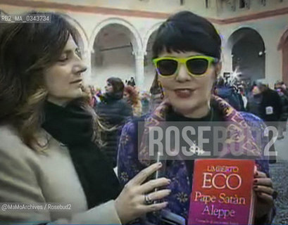 Elisabetta Sgarbi, fondatrice insieme a Umberto Eco della casa editrice La nave di Teseo, intervistata da Antonella Delprino inviata della trasmissione La vita in diretta in onda su RAI 1, promuove il di lui ultimo libro Pape Satan Aleppe durante le sue esequie / Elisabetta Sgarbi, founder with Umberto Eco of the publishing house “La nave di Teseo” (The ship of Theseus) interviewed by Antonella Delprino reporter of the show “La vita in diretta” broadcast on RAI 1, promotes his latest book ”Pape Satan Aleppe” during his funeral - Reproduced by MaMoArchives/Rosebud2