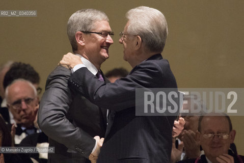 Tim Cook, amministratore delegato di Apple allUniversità Bocconi di Milano con il Presidente della stessa Università Mario Monti il 10 novembre 2015 / Tim Cook, CEO of Apple and Mario Monti president of Bocconi University at the opening of the academic year 2015-16 at Bocconi University in Milan, 10 November 2015. ©Manuela Zugolo/Rosebud2