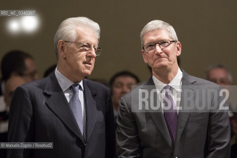 Tim Cook, amministratore delegato di Apple allUniversità Bocconi di Milano con il Presidente della stessa Università Mario Monti il 10 novembre 2015 / Tim Cook, CEO of Apple and Mario Monti president of Bocconi University at the opening of the academic year 2015-16 at Bocconi University in Milan, 10 November 2015. ©Manuela Zugolo/Rosebud2