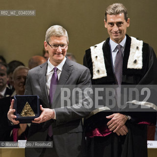 Tim Cook, amministratore delegato di Apple allUniversità Bocconi di Milano con il rettore Andrea Sironi, il 10 novembre 2015 / Tim Cook, CEO of Apple and the rector Andrea Sironi, at the opening of the academic year 2015-16 at Bocconi University in Milan10 November 2015. ©Manuela Zugolo/Rosebud2