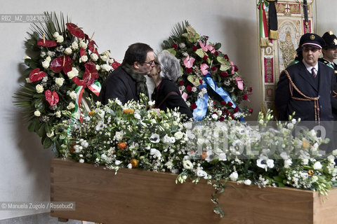 Il figlio Stefano dietro alla bara del padre Umberto Eco, raccoglie le condoglianze da parenti e amici / His son Stefano behind the coffin of his father Umberto Eco, collects condolences to relatives and friends. Only for editorial use / Solo per uso editoriale. ©Manuela Zugolo/Rosebud2