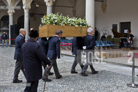 Il momento dellarrivo della salma di Umberto Eco al castello sforzesco di Milano / The arrival of Umberto Eco s body at the Castello Sforzesco in Milan. .Only for editorial use / Solo per uso editoriale. ©Manuela Zugolo/Rosebud2