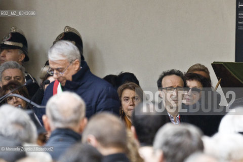 Durante lintervento del sindaco di Milano Giuliano Pisapia, si intravede alle sue spalle Roberto Benigni / During the intervention of Milan Mayor Giuliano Pisapia , he can be glimpsed behind Roberto Benigni. .Only for editorial use / Solo per uso editoriale. ©Manuela Zugolo/Rosebud2