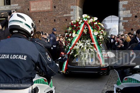 Ultimo saluto al feretro di Umberto Eco, alluscita del castello sforzesco di Milano / .Farewell to the coffin of Umberto Eco, the output of the Castello Sforzesco in Milan. .Only for editorial use / Solo per uso editoriale. ©Manuela Zugolo/Rosebud2