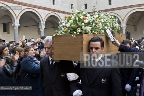 Ultimo saluto al feretro di Umberto Eco, alluscita del castello sforzesco di Milano / .Farewell to the coffin of Umberto Eco, the output of the Castello Sforzesco in Milan. .Only for editorial use / Solo per uso editoriale. ©Manuela Zugolo/Rosebud2