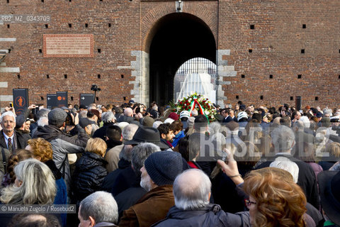 Ultimo saluto al feretro di Umberto Eco, alluscita del castello sforzesco di Milano / .Farewell to the coffin of Umberto Eco, the output of the Castello Sforzesco in Milan. .Only for editorial use / Solo per uso editoriale. ©Manuela Zugolo/Rosebud2