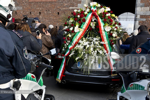 Ultimo saluto al feretro di Umberto Eco, alluscita del castello sforzesco di Milano / .Farewell to the coffin of Umberto Eco, the output of the Castello Sforzesco in Milan. .Only for editorial use / Solo per uso editoriale. ©Manuela Zugolo/Rosebud2