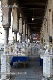 Bancarelle di libri nuovi e usati, preparate in occasione del festivaletteratura di Mantova / stalls selling new and used books, prepared on the occasion of Festivaletteratura of Mantua. .Only for editorial use / Solo per uso editoriale. ©Manuela Zugolo/Rosebud2