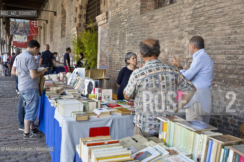 Bancarelle di libri nuovi e usati, preparate in occasione del festivaletteratura di Mantova / stalls selling new and used books, prepared on the occasion of Festivaletteratura of Mantua. .Only for editorial use / Solo per uso editoriale. ©Manuela Zugolo/Rosebud2