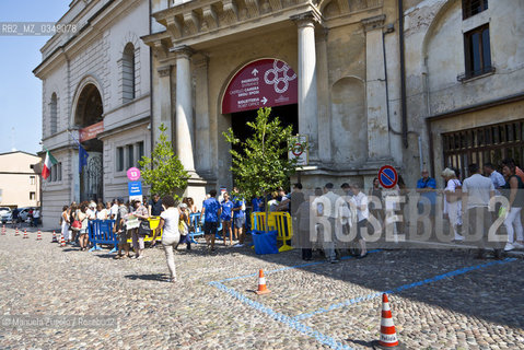 Le lunghe file che si creano durante il Festivaletteratura di Mantova, in attesa di partecipare allincontro del proprio autore preferito / The long lines that are created during the Literature Festival in Mantua, waiting to participate in the meeting of their favorite author. .Only for editorial use / Solo per uso editoriale. ©Manuela Zugolo/Rosebud2