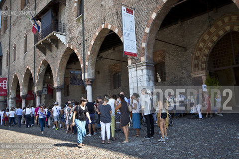 Le lunghe file che si creano durante il Festivaletteratura di Mantova, in attesa di partecipare allincontro del proprio autore preferito / The long lines that are created during the Literature Festival in Mantua, waiting to participate in the meeting of their favorite author. .Only for editorial use / Solo per uso editoriale. ©Manuela Zugolo/Rosebud2