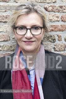 Elizabeth Strout e una scrittrice statunitense(1961, Portland, Maine, Stati Uniti) Ospite al festival di letteratura \Pordenonelegge\ posa durante una pausa/Guest at the Pordenonelegge Literature Festival posing during a break. Only for editorial use / Solo per uso editoriale ©Manuela Zugolo/Rosebud2