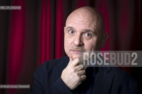 Portrait of Tiziano Scarpa during the presentation of his book Il brevetto del geco (The patent of the gecko) at Circolo dei Lettori (Club of Readers) in Turin. Ritratto di Tiziano Scarpa, in occasione della presentazione del suo libro Il brevetto del Geco al Circolo dei Lettori di Torino. ©Nicolò Campo/Rosebud2