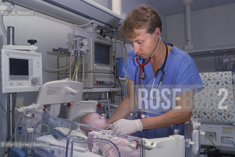 Neonatal Operative and Intensive care Unite Teams prof. Fabio Mosca. 2005  Alberto Roveri/Balckarchives
 ©Alberto Roveri/Rosebud2