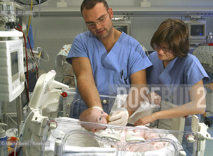 Neonatal Operative and Intensive care Unite Teams prof. Fabio Mosca. 2005  Alberto Roveri/Balckarchives
 ©Alberto Roveri/Rosebud2