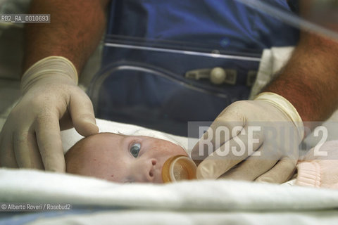 Neonatal Operative and Intensive care Unite Teams prof. Fabio Mosca. 2005  Alberto Roveri/Balckarchives
 ©Alberto Roveri/Rosebud2