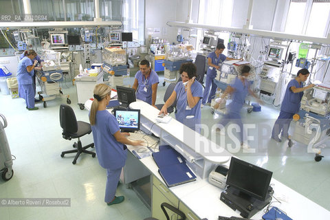 Neonatal Operative and Intensive care Unite Teams prof. Fabio Mosca. 2005  Alberto Roveri/Balckarchives
 ©Alberto Roveri/Rosebud2