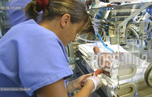 Neonatal Operative and Intensive care Unite Teams prof. Fabio Mosca. 2005  Alberto Roveri/Balckarchives
 ©Alberto Roveri/Rosebud2