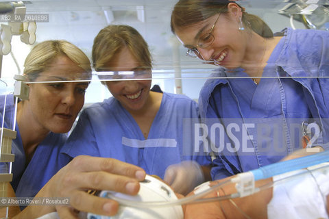 Neonatal Operative and Intensive care Unite Teams prof. Fabio Mosca. 2005  Alberto Roveri/Balckarchives
 ©Alberto Roveri/Rosebud2