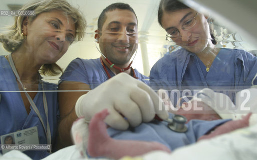 Neonatal Operative and Intensive care Unite Teams prof. Fabio Mosca. 2005  Alberto Roveri/Balckarchives
 ©Alberto Roveri/Rosebud2