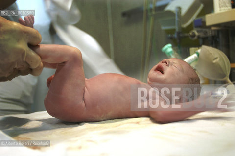 Neonatal Operative and Intensive care Unite Teams prof. Fabio Mosca. 2005  Alberto Roveri/Balckarchives
 ©Alberto Roveri/Rosebud2