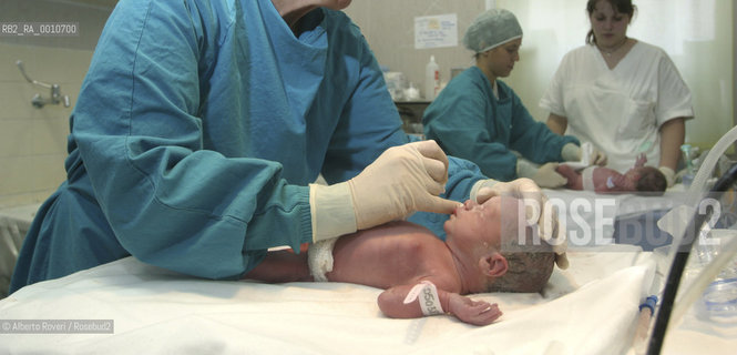 Neonatal Operative and Intensive care Unite Teams prof. Fabio Mosca. 2005  Alberto Roveri/Balckarchives
 ©Alberto Roveri/Rosebud2