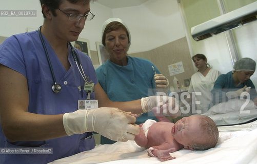 Neonatal Operative and Intensive care Unite Teams prof. Fabio Mosca. 2005  Alberto Roveri/Balckarchives
 ©Alberto Roveri/Rosebud2