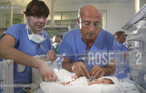 Neonatal Operative and Intensive care Unite Teams prof. Fabio Mosca. 2005  Alberto Roveri / Blackarchives
 ©Alberto Roveri/Rosebud2