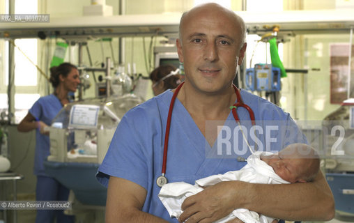 Neonatal Operative and Intensive care Unite Teams prof. Fabio Mosca. 2005  Alberto Roveri / Blackarchives
 ©Alberto Roveri/Rosebud2