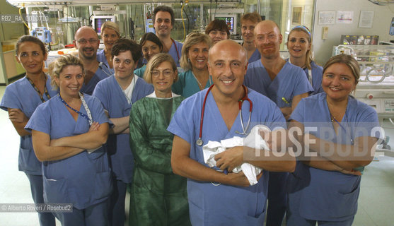 Neonatal Operative and Intensive care Unite Teams prof. Fabio Mosca. 2005  Alberto Roveri / Blackarchives
 ©Alberto Roveri/Rosebud2