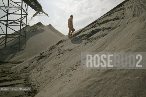 Sand pits on river Po - Cave di sabbia sul fiume Po  Alberto Roveri / Blackarchives/2005
 ©Alberto Roveri/Rosebud2