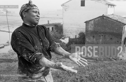 an African peasant has lost his home during the flood of the river Po  ©Alberto Roveri/Rosebud2