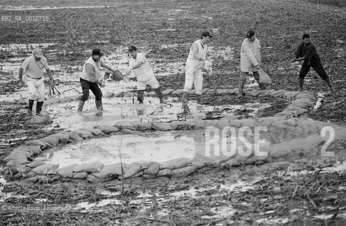 civil defense volunteers build the fontanazzi to contain the infiltration of river water  ©Alberto Roveri/Rosebud2