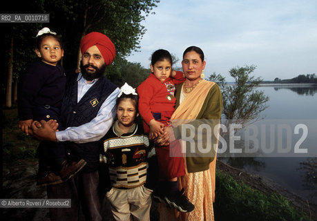 Indian Sik makes the farmer and his family on the river Po  ©Alberto Roveri/Rosebud2