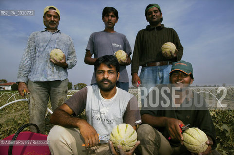 Pakistan people during collection of melons  ©Alberto Roveri/Rosebud2