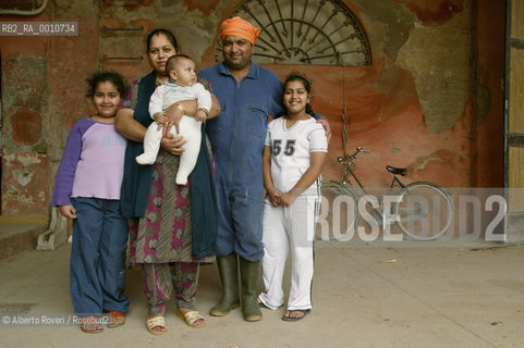 Indian Sik makes the farmer and his family on the river Po  ©Alberto Roveri/Rosebud2