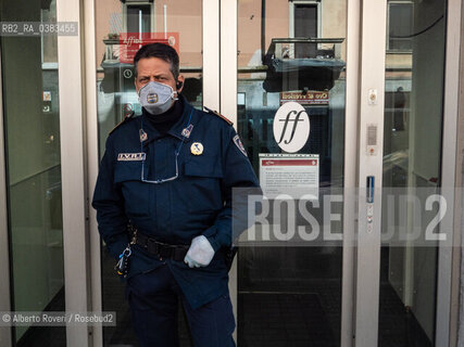 Milano 16 Marzo 2020 - Durante il tempo del Corona Virus. Una guardia della Istituto di Vigilanza davanti ad una banca ©Alberto Roveri/Rosebud2