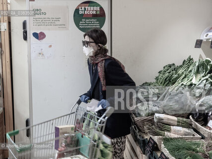 Milano 21 Marzo 2020 -Milano 21 Marzo 2020 - Allarme nei giorni del Corona Virus - Al supermercato ©Alberto Roveri/Rosebud2