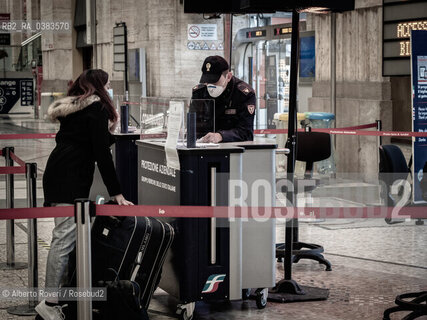 Milano 28 Marzo 2020 - Controllo di Polizia per le autocertificazioni per il permesso di viaggiare ©Alberto Roveri/Rosebud2