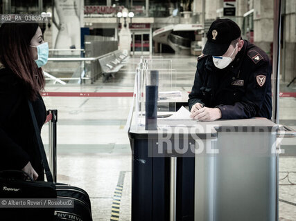 Milano 28 Marzo 2020 - Controllo di Polizia per le autocertificazioni per il permesso di viaggiare ©Alberto Roveri/Rosebud2