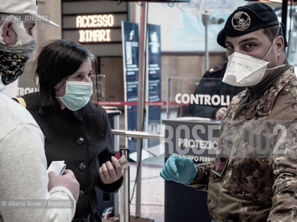 Milano 28 Marzo 2020 - Controllo di Polizia per le autocertificazioni per il permesso di viaggiare ©Alberto Roveri/Rosebud2