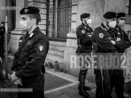 Milano, Mercoledì 25 Aprile 2020  Festa della Liberazione - La città ai tempi del Corona Virus. Un drappello dei Carabinieri presidia Porta Venezia per prevenire che eventuali cortei di persone scendano in strada per manifestare ©Alberto Roveri/Rosebud2