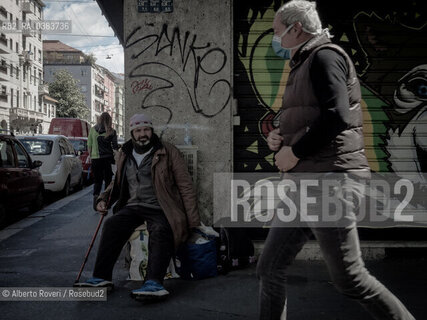 Milano, Mercoledì 29 Aprile 2020  - La città ai tempi del Corona Virus. Un senza fissa dimora. ©Alberto Roveri/Rosebud2