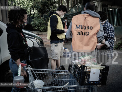 Milano, Mercoledì 29 Aprile 2020  - La città ai tempi del Corona Virus. Volontari del Gruppo Acquisto Solidael LOLA (loreto-lambrate) porta la spesa alimentare ai bisognosi di aiuto ©Alberto Roveri/Rosebud2