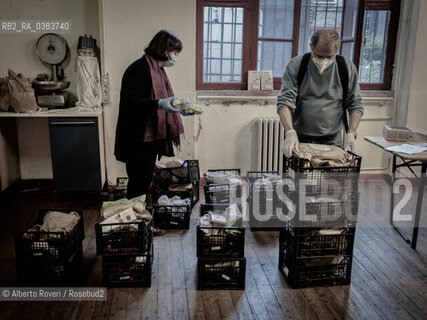 Milano, Mercoledì 29 Aprile 2020  - La città ai tempi del Corona Virus. Volontari del Gruppo Acquisto Solidael LOLA (loreto-lambrate) porta la spesa alimentare ai bisognosi di aiuto ©Alberto Roveri/Rosebud2