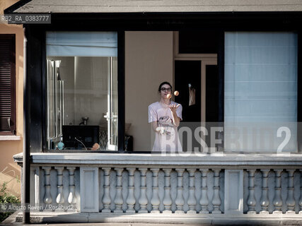 Milano, Domenica 3 Maggio 2020  - La città ai tempi del Corona Virus. Il mio dirimpettaio di casa è un ottimo giocoliere ©Alberto Roveri/Rosebud2