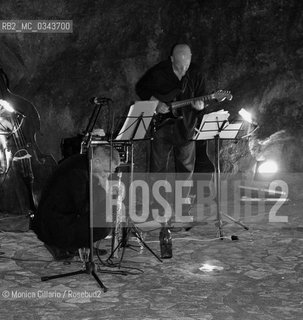 Gabriele Coen in concert in the roman countryside in 2009/ Gabriele Coen in concerto nella campagna romana nel 2009 ©Monica Cillario/Rosebud2