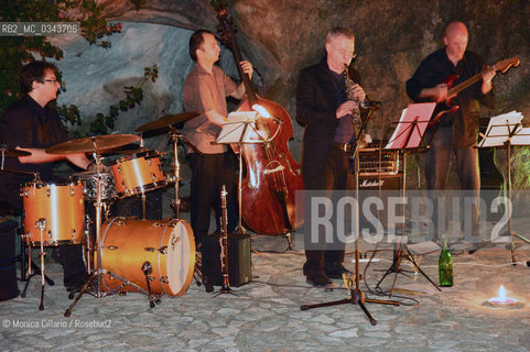 Gabriele Coen in concert in the roman countryside in 2009/ Gabriele Coen in concerto nella campagna romana nel 2009 ©Monica Cillario/Rosebud2